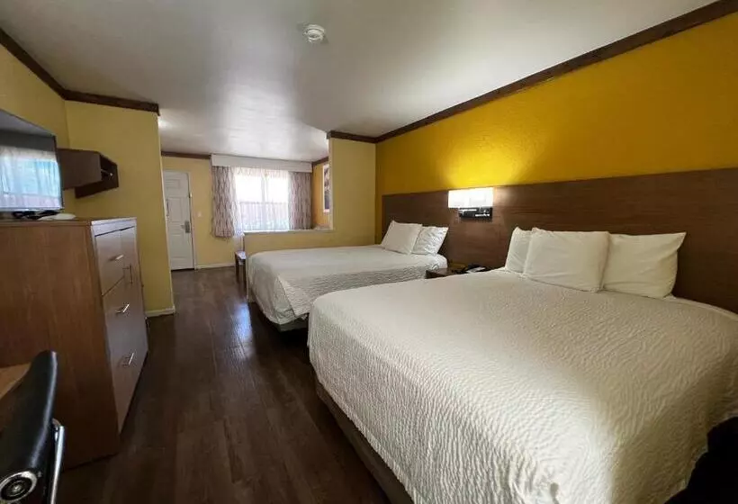 בית מלון כפרי Days Inn By Wyndham Suites Fredericksburg