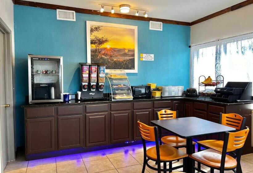 Отель Days Inn By Wyndham Suites Fredericksburg