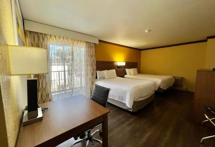 בית מלון כפרי Days Inn By Wyndham Suites Fredericksburg