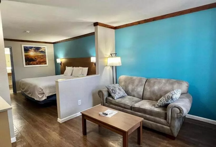 בית מלון כפרי Days Inn By Wyndham Suites Fredericksburg