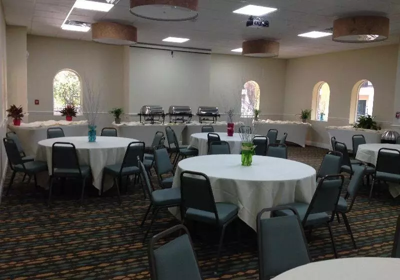 ホテル Red Roof Inn Plus & Suites Tampa