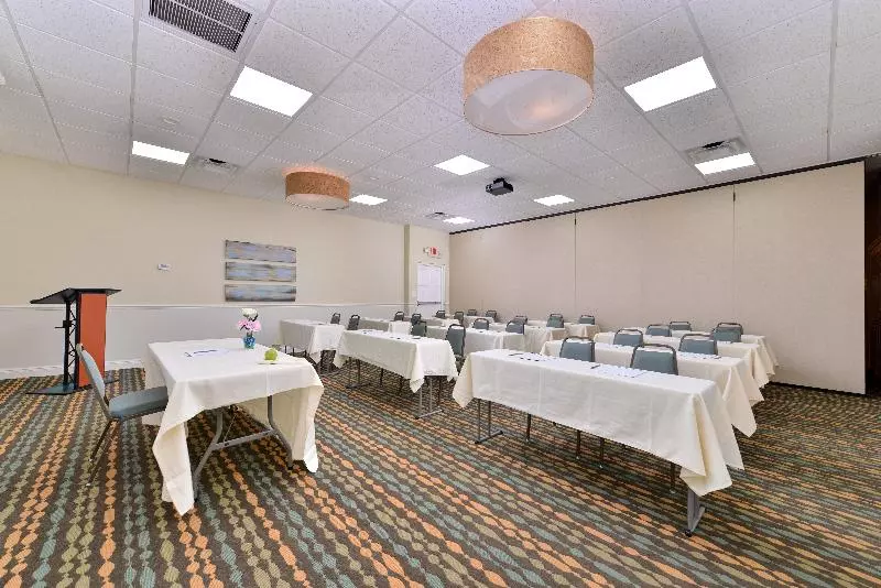 בית מלון כפרי Red Roof Inn Plus & Suites Tampa
