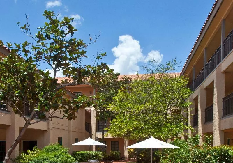 ホテル Red Roof Inn Plus & Suites Tampa