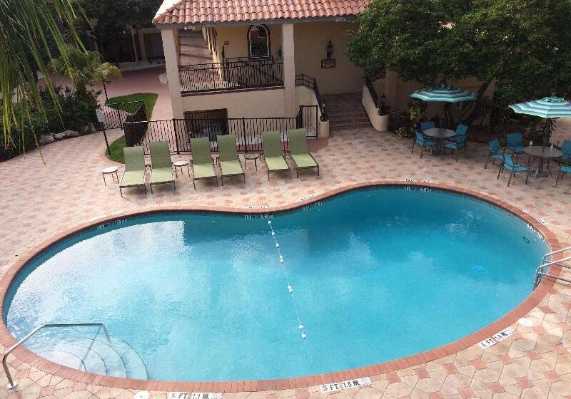 בית מלון כפרי Red Roof Inn Plus & Suites Tampa