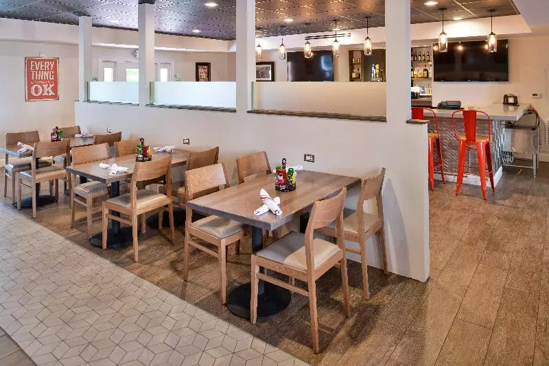 בית מלון כפרי Red Roof Inn Plus & Suites Tampa