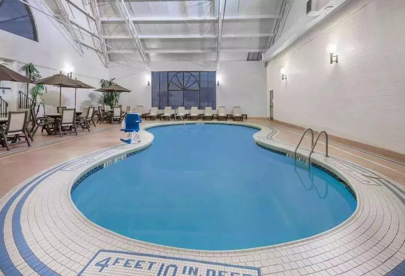 Отель Wyndham Garden At Niagara Falls