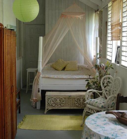 پانسیون Charming Old World Apartment