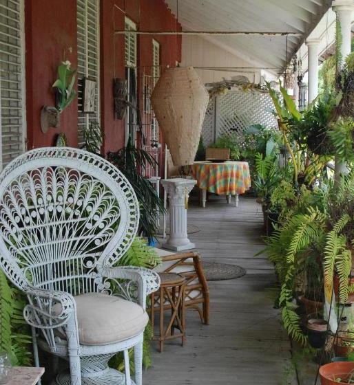 پانسیون Charming Old World Apartment