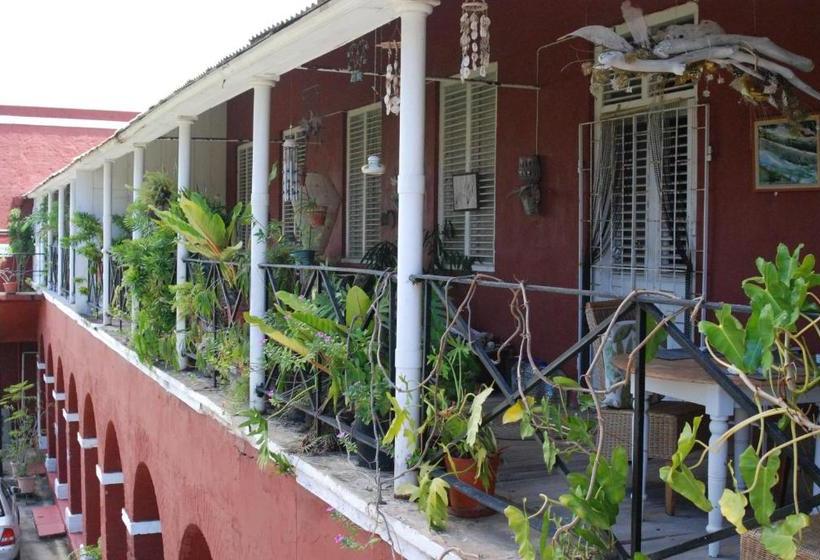 پانسیون Charming Old World Apartment