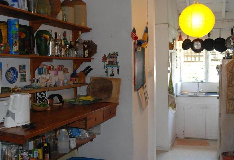 پانسیون Charming Old World Apartment