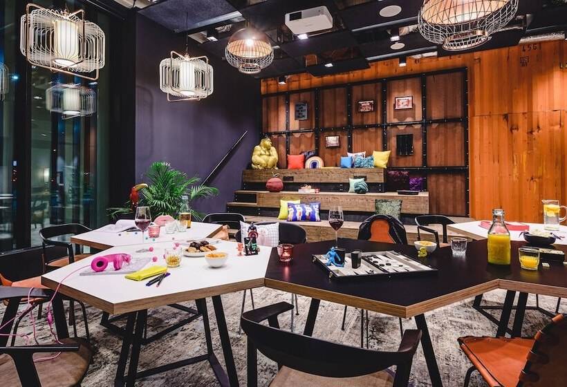 هتل Moxy Poznań Airport