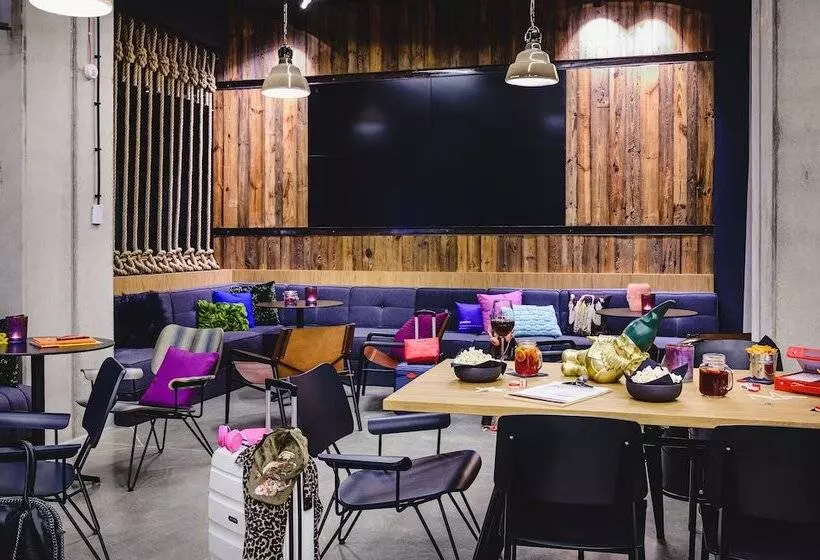 Hotelli Moxy Poznań Airport