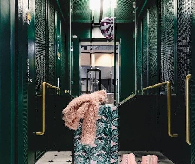 هتل Moxy Poznań Airport