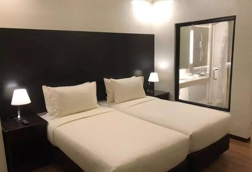 Hotelli Pina Suites
