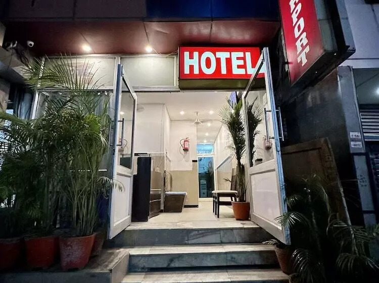 ホテル S R Plaza At Delhi Airport