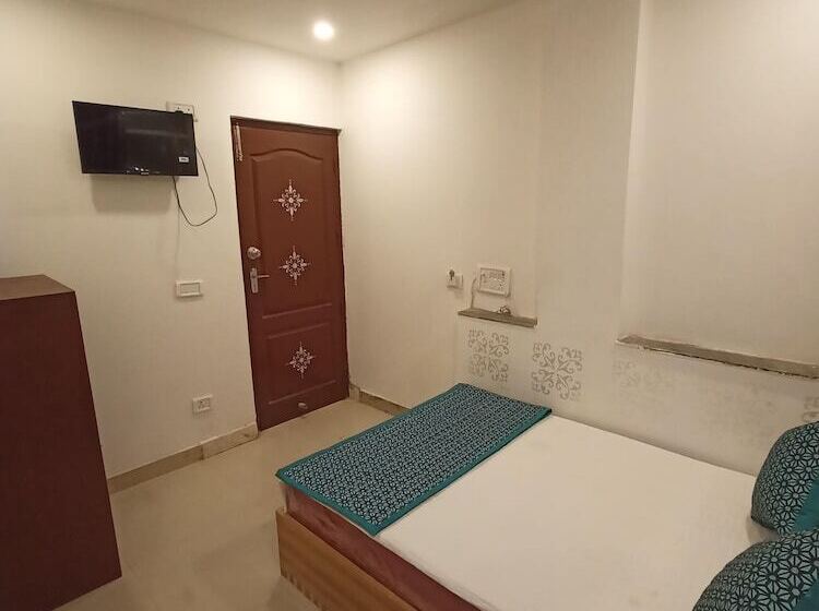 Hotel S R Plaza At Delhi Airport