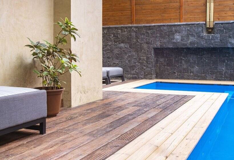 پانسیون Angulo House