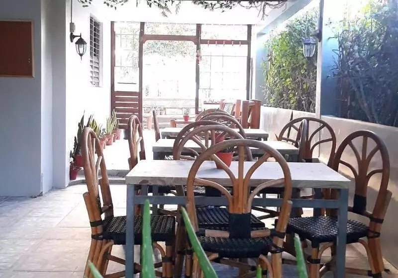 پانسیون Sisters Inn
