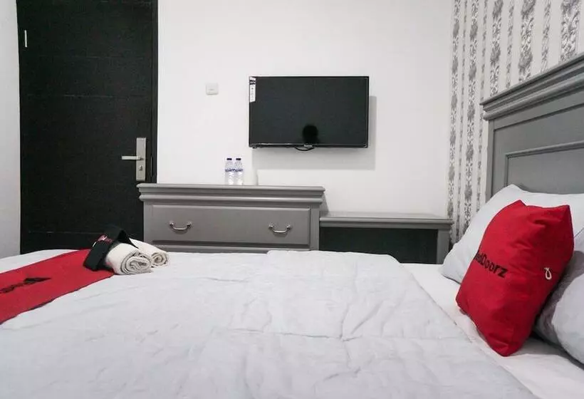 Hotel Reddoorz Plus @ Tlogomas
