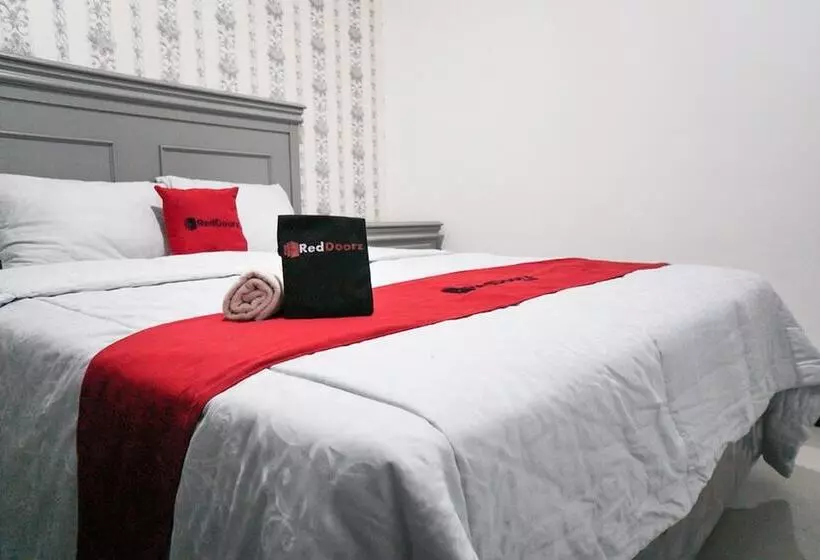 Hotel Reddoorz Plus @ Tlogomas