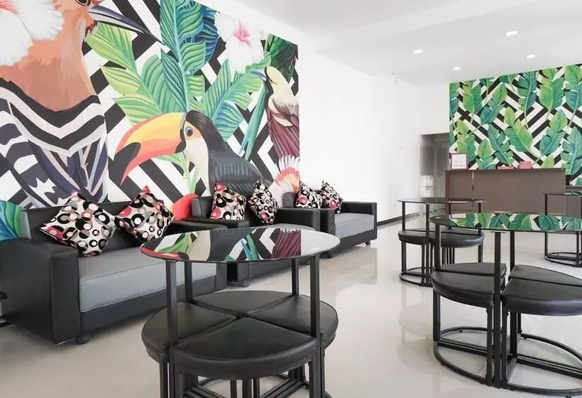 Hotel Reddoorz Plus @ Tlogomas