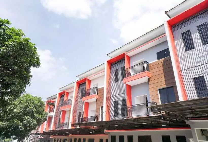 Hotel Reddoorz Plus @ Tlogomas