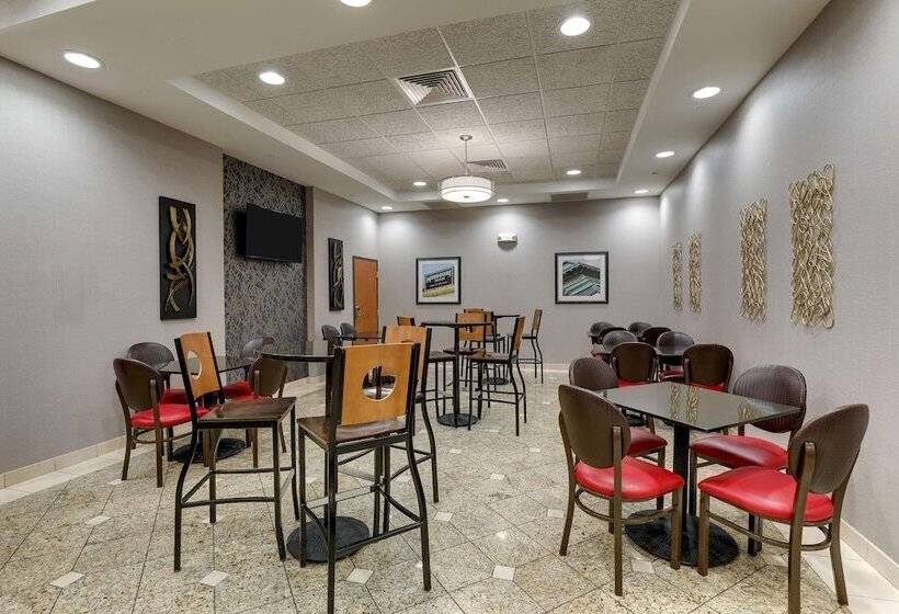 Отель Drury Inn & Suites St. Joseph
