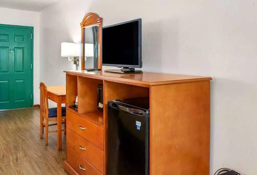 Отель Econo Lodge Inn & Suites