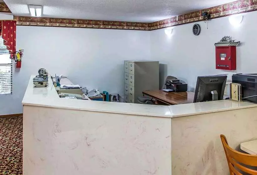 Отель Econo Lodge Inn & Suites