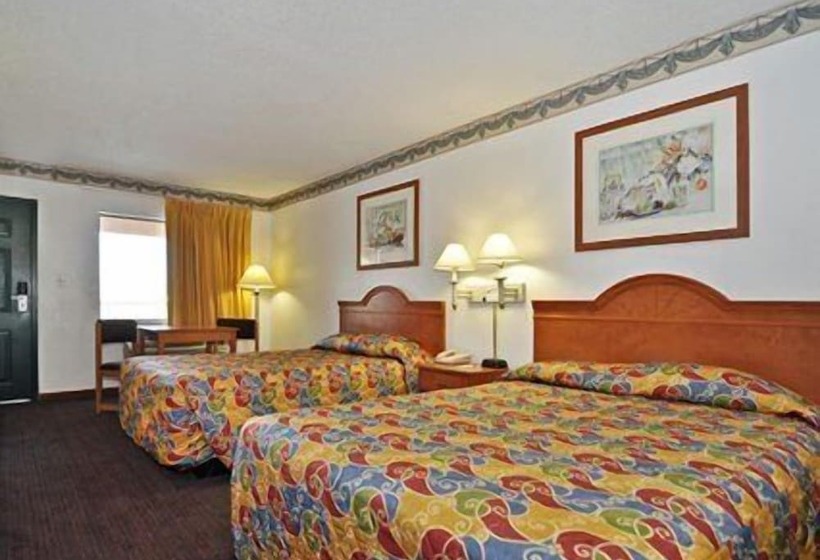 هتل Econo Lodge Inn & Suites