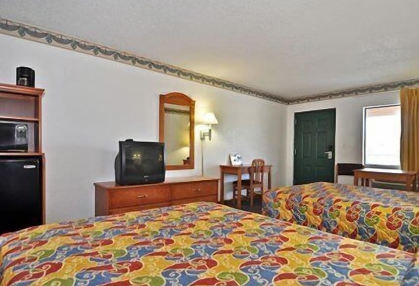هتل Econo Lodge Inn & Suites