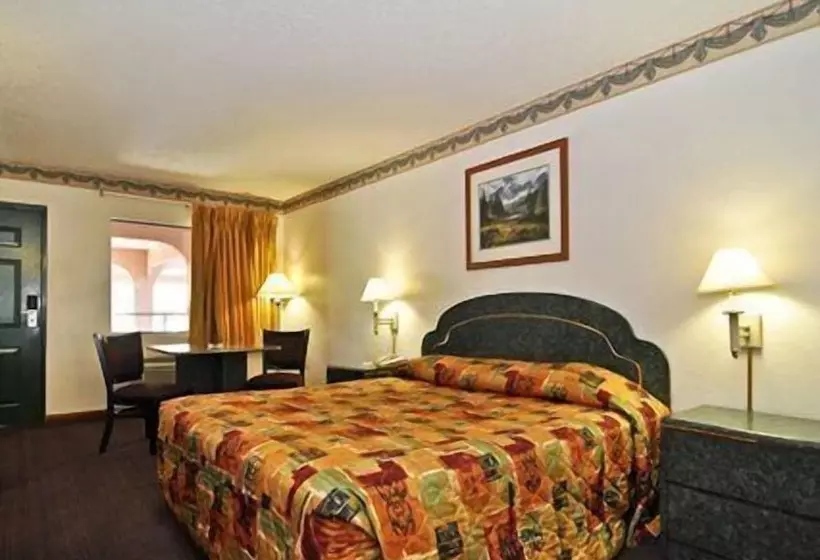 Отель Econo Lodge Inn & Suites