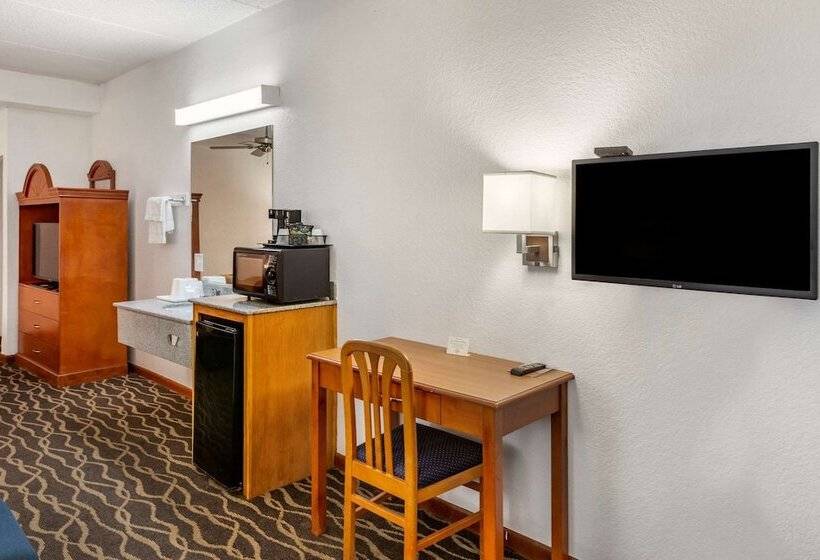 هتل Econo Lodge Inn & Suites