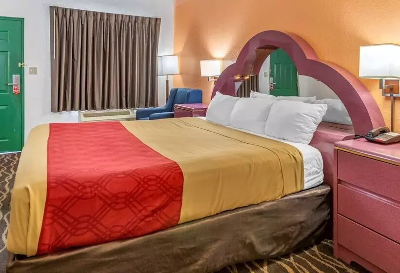 Отель Econo Lodge Inn & Suites