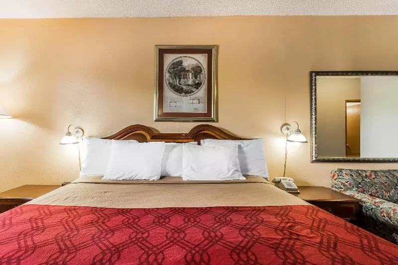 בית מלון כפרי Econo Lodge Macon