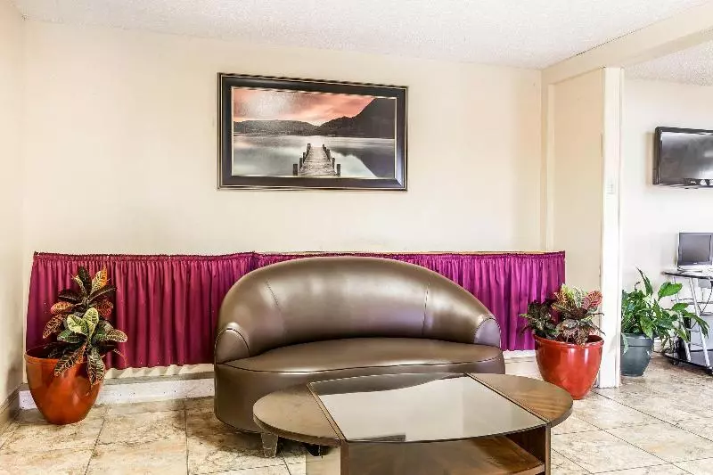 בית מלון כפרי Econo Lodge Macon