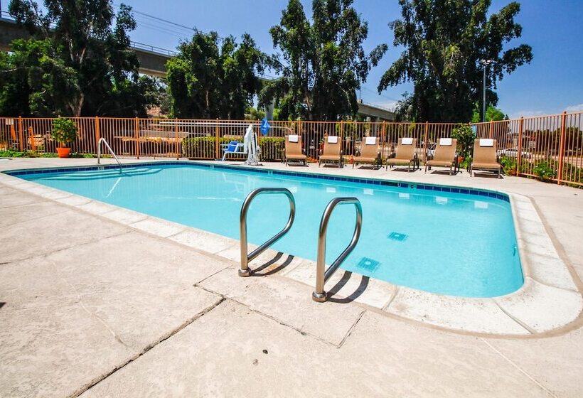 בית מלון כפרי Heritage Inn La Mesa