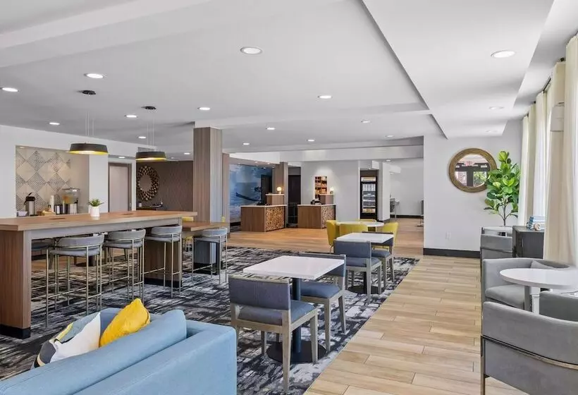 Hotelli La Quinta Inn & Suites By Wyndham Santa Cruz