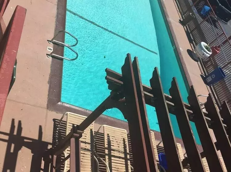 Отель Park Avenue Inn & Suites