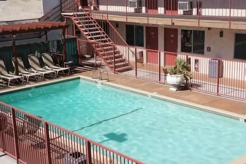 Отель Park Avenue Inn & Suites