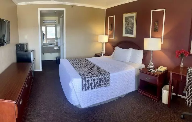 Отель Park Avenue Inn & Suites