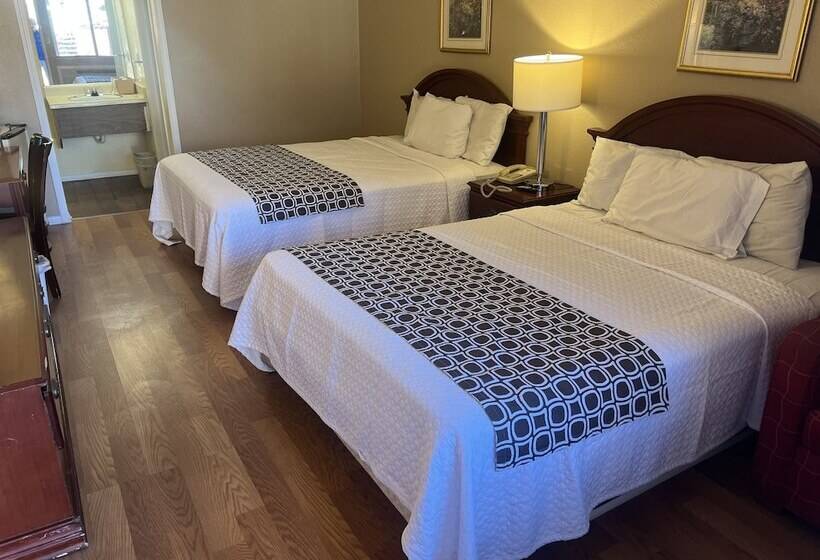 Отель Park Avenue Inn & Suites