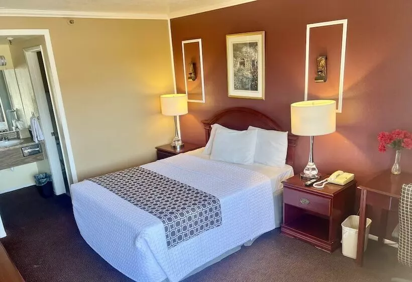 Отель Park Avenue Inn & Suites