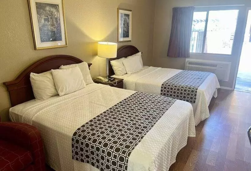 Отель Park Avenue Inn & Suites