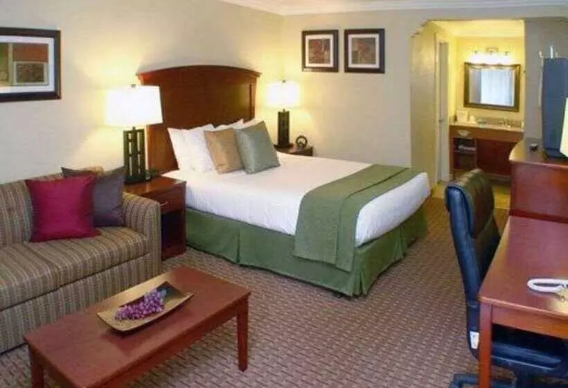 Отель Quality Inn & Suites Santa Cruz Mountains