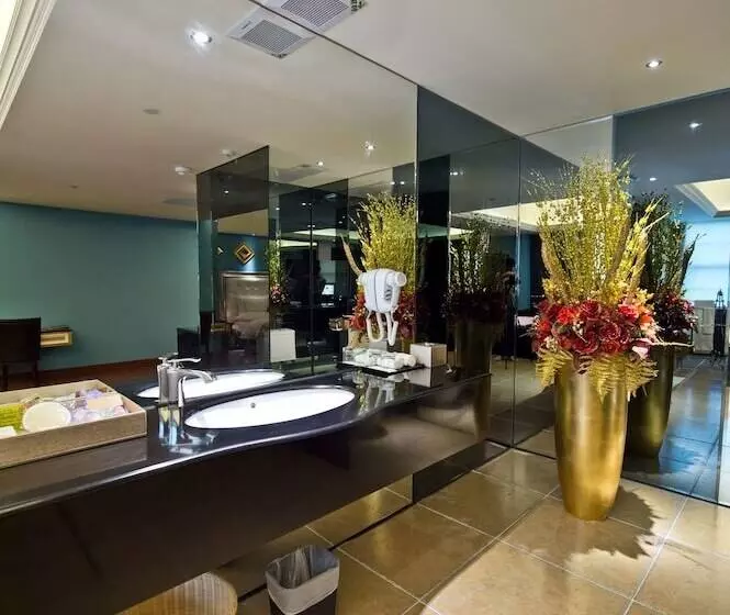 Hotelli The Royal Pinnacle