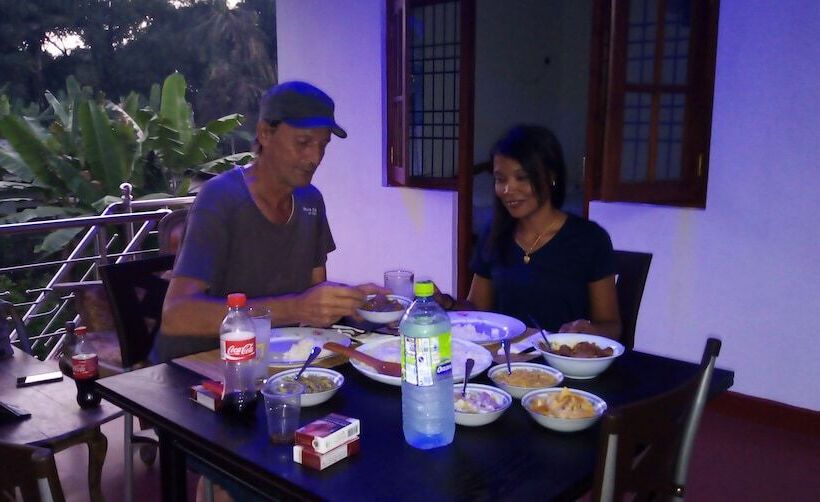 بنسيون Senuri Home Stay