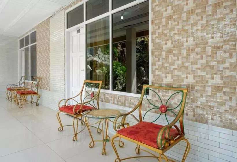 Hotelli Reddoorz Plus Syariah At Alam Raya