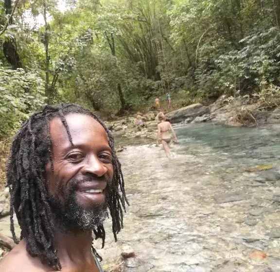 تختخواب و صبحانه Port Antonio Brian S Beach House