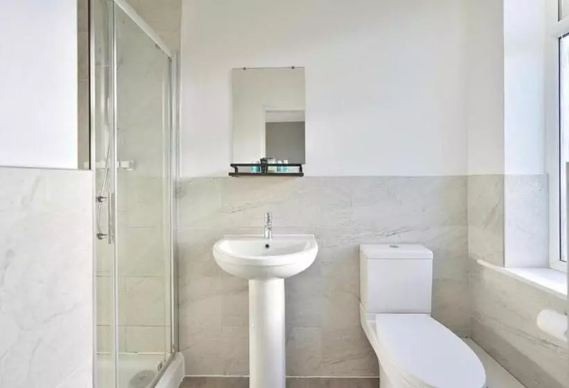 Aamiaismajoitus (B&B) Rooms At The Dressers Arms